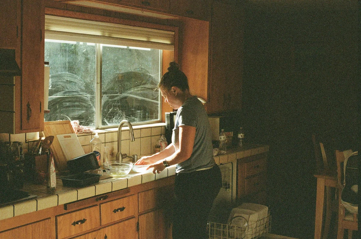 Cleaning a kitchen trash can to eliminate odors Cleaning a kitchen trash can to eliminate odors