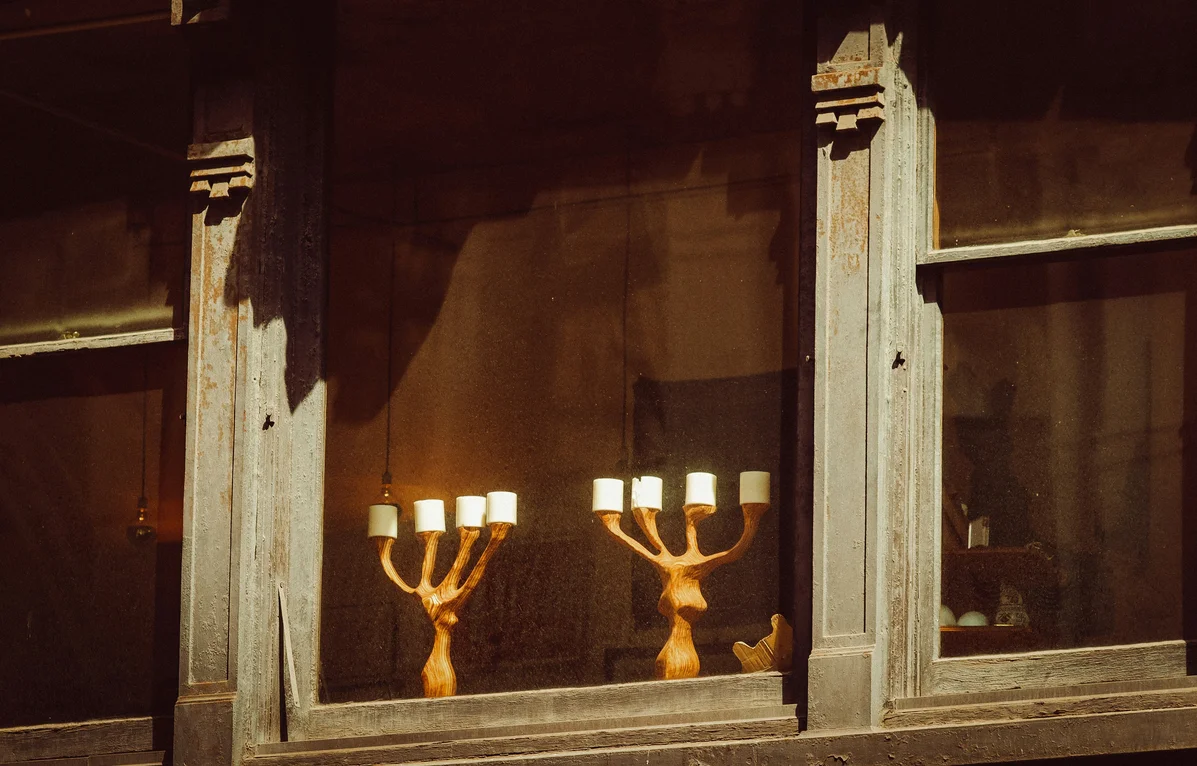 Candles in Windows: The Meaning Behind This Timeless Tradition