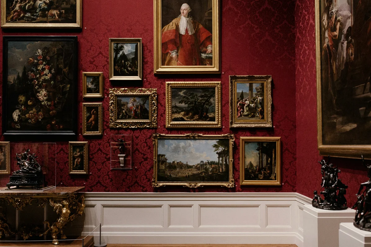 Avoid These 9 Common Gallery Wall Mistakes That Designers Notice