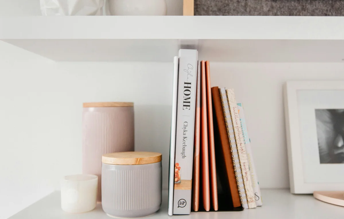 Interior Designers Share Their Best Tips on Styling Books for Elegance