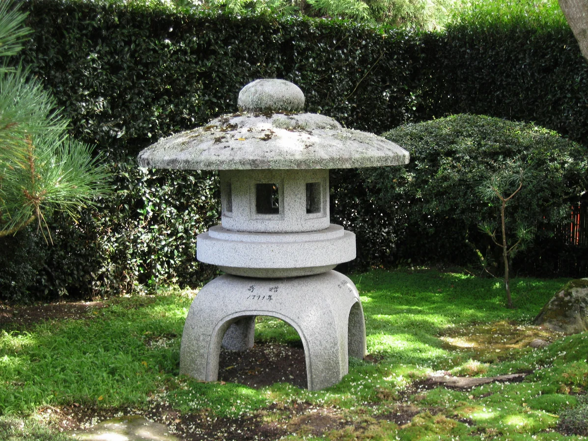 Transform an Old Lantern Into Charming Outdoor Decor for Your Garden