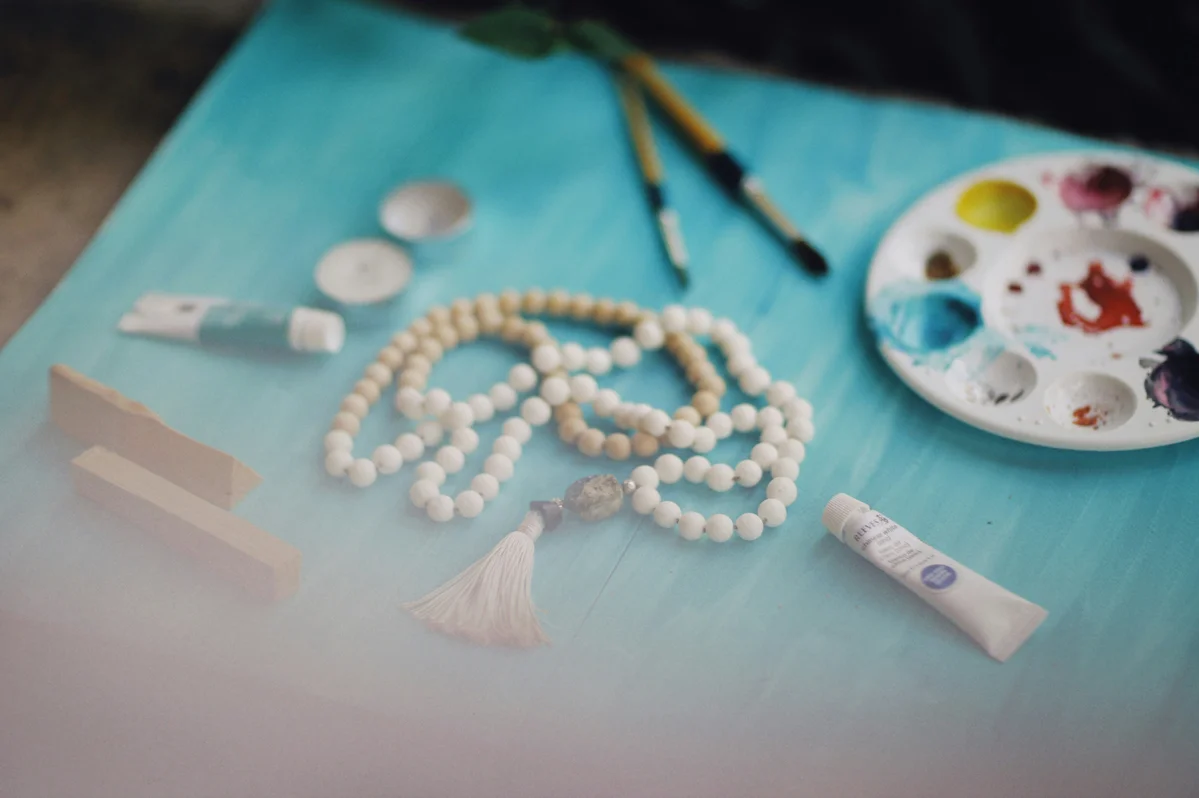 Step-by-step materials for creating a DIY jewelry holder from toilet paper rolls Step-by-step materials for creating a DIY jewelry holder from toilet paper rolls