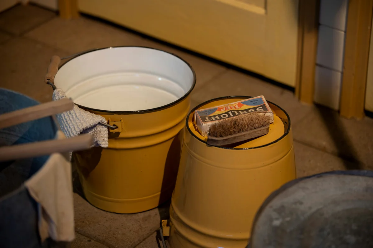 A step-by-step visual guide for upcycling buckets A step-by-step visual guide for upcycling buckets